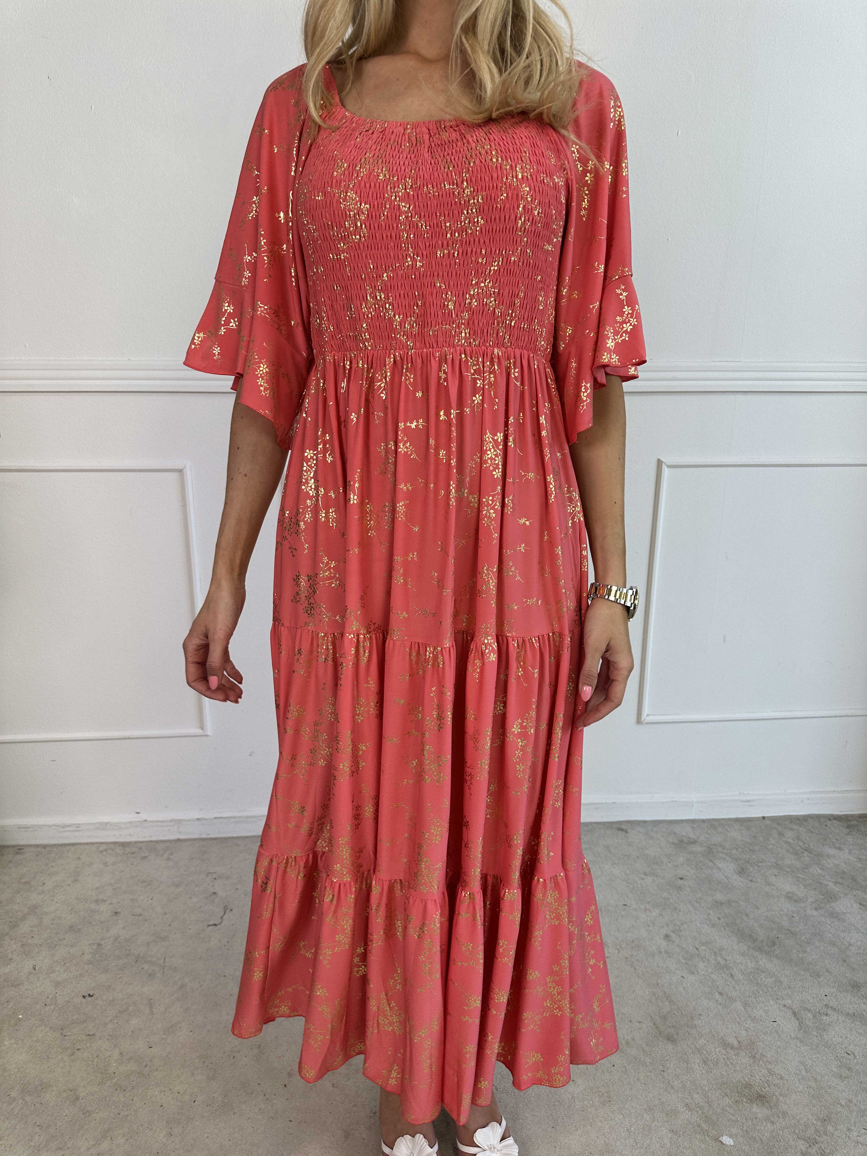 Elna Gold - Ensfarvet elastisk kjole med smock og guld print